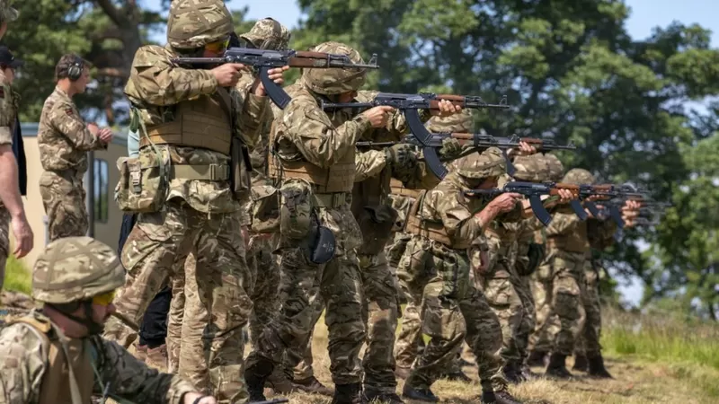 خلال تدريب عناصر جدد في الجيش الأوكراني على يد القوات المسلحة البريطانية في مانشستر


