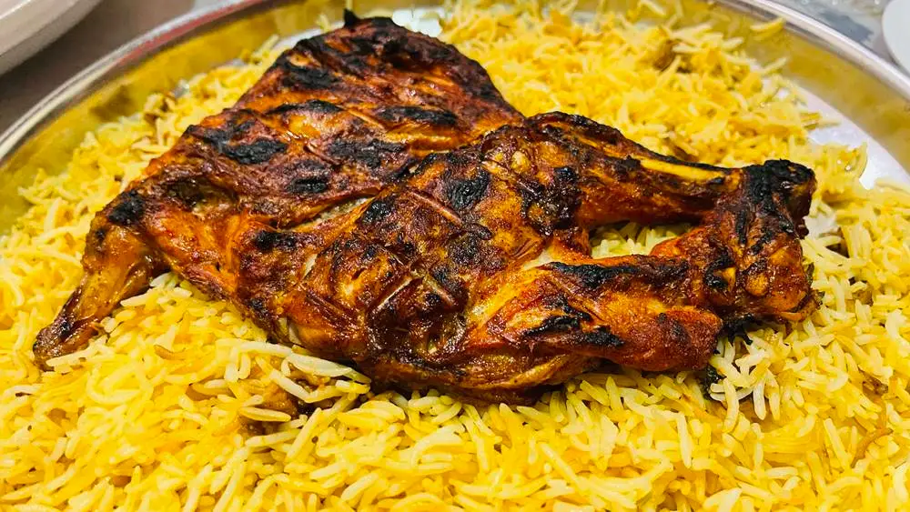 كبسة الدجاج هي وجبة شهية تتكون من الدجاج المخلوط بالأرز والتوابل